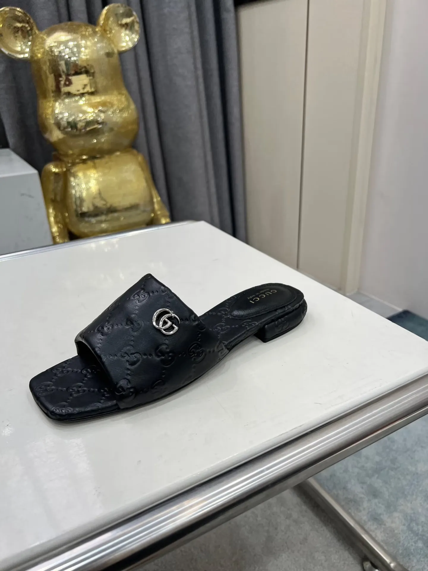 👟👟Ex-factory price 440👟👟 Gucci Double G slippers, a fashionable, high-end and full of personality✅ Very stable, comfortable and durable, convenient and unique for daily matching, a must-have classic for summer, the upper is made of GUCCI 3D embossed, genuine leather outsole Fabric: cowhide Lining/foot pad: sheepskin Color: black, white, brown, burgundy Code number: 35-42 (41 and 42 need to be customized) Packaging: Comes with cloth bag and card.